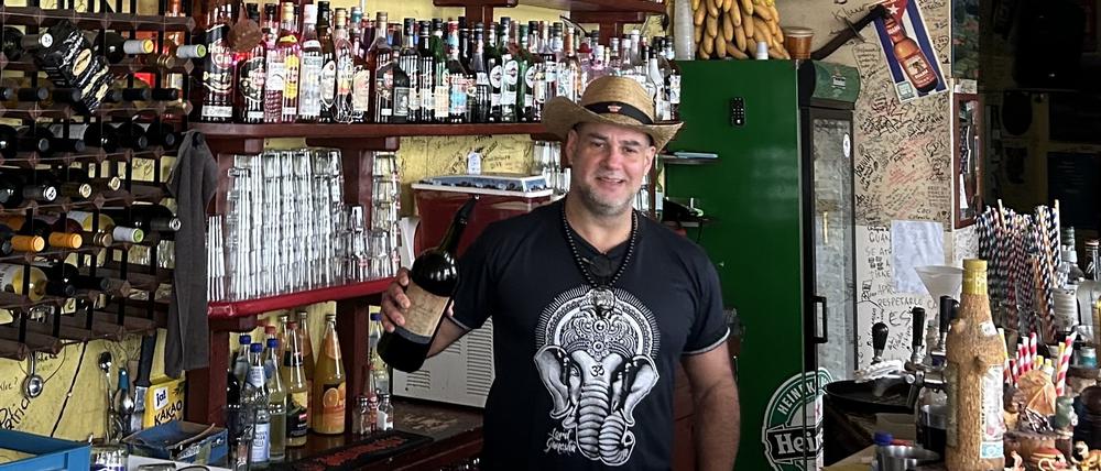 Das kubanische Restaurant Varadero in Schöneberg.  Betreiber Yohan Bazán Rodríguez hinter der Bar.