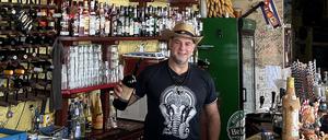 Das kubanische Restaurant Varadero in Schöneberg.  Betreiber Yohan Bazán Rodríguez hinter der Bar.