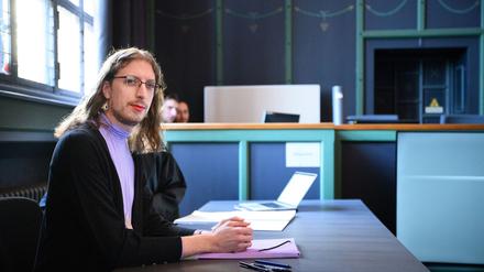 Berliner Gericht prüft eine Klage gegen eine Fluglinie wegen fehlender geschlechtsneutraler Anrede. 