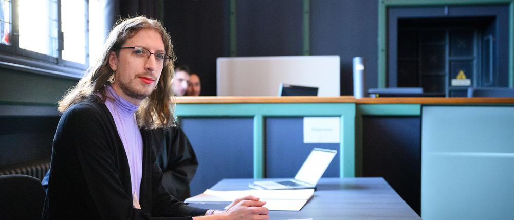 Berliner Gericht prüft eine Klage gegen eine Fluglinie wegen fehlender geschlechtsneutraler Anrede. 