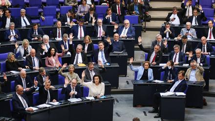 Abgeordnete von CDU/CSU und AfD heben bei einer Abstimmung im Bundestag die Hand, darunter in den vorderen Reihen unter anderem Friedrich Merz, Thorsten Frei, Alexander Dobrindt, Dorothee Bär, Beatrix von Storch, Bernd Baumann.