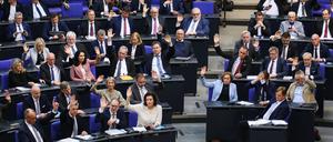 Abgeordnete von CDU/CSU und AfD heben bei einer Abstimmung im Bundestag die Hand, darunter in den vorderen Reihen unter anderem Friedrich Merz, Thorsten Frei, Alexander Dobrindt, Dorothee Bär, Beatrix von Storch, Bernd Baumann.