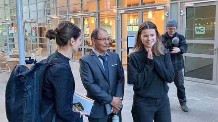 Die Klimaaktivistin Luisa Neubauer (r) steht neben dem Kläger Saúl Lliuya. Im Fall der sogenannten Klimaklage des Kleinbauern aus Peru gegen den Energiekonzern RWE setzt das Oberlandesgericht Hamm am Mittwoch eine mündliche Verhandlung fort.