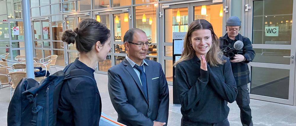 Die Klimaaktivistin Luisa Neubauer (r) steht neben dem Kläger Saúl Lliuya. Im Fall der sogenannten Klimaklage des Kleinbauern aus Peru gegen den Energiekonzern RWE setzt das Oberlandesgericht Hamm am Mittwoch eine mündliche Verhandlung fort.