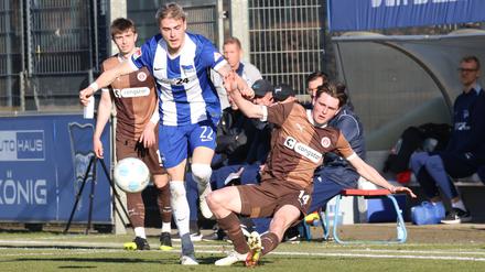 Marten Winkler (l.) ist eigentlich Stürmer, lief gegen St. Pauli aber als Schienenspieler auf der linken Seite auf.