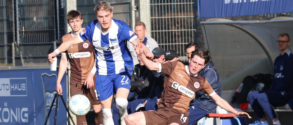Marten Winkler (l.) ist eigentlich Stürmer, lief gegen St. Pauli aber als Schienenspieler auf der linken Seite auf.