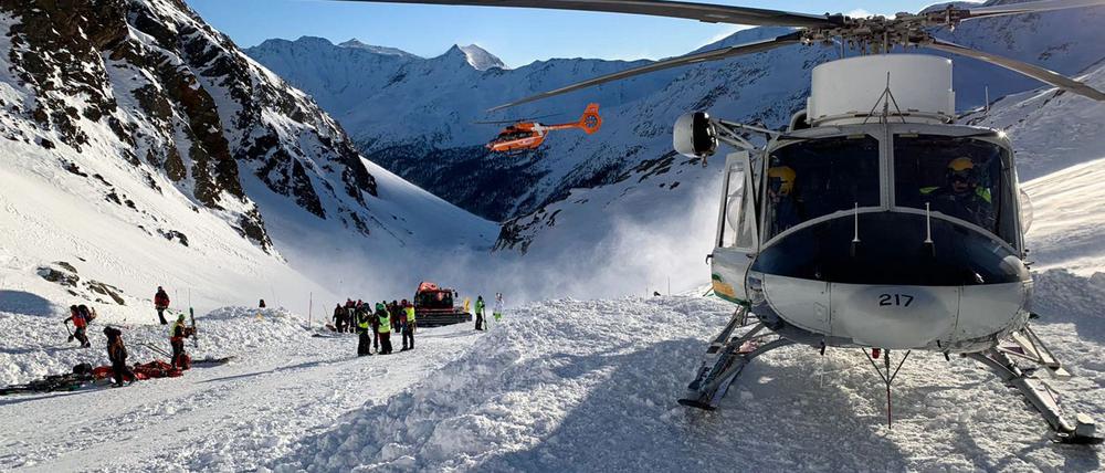 Ein Hubschrauber beim Einsatz in den Südtiroler Alpen. (Symbolbild)