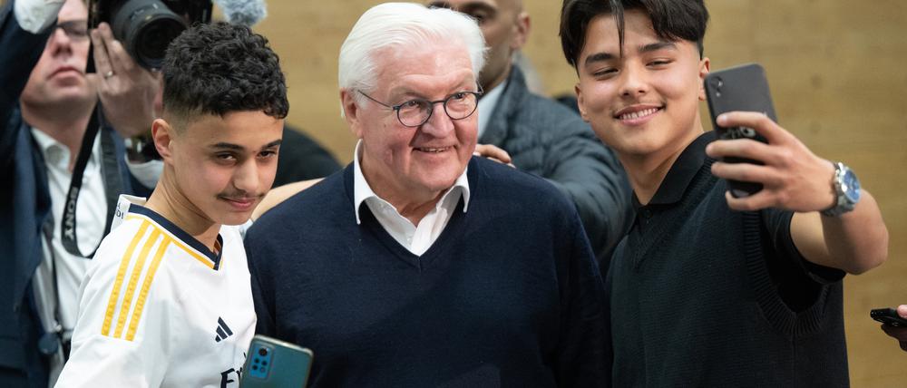 Bundespräsident Frank-Walter Steinmeier (M) macht beim Besuch eines Boxclubs Selfies mit Jugendlichen. 