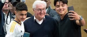 Bundespräsident Frank-Walter Steinmeier (M) macht beim Besuch eines Boxclubs Selfies mit Jugendlichen. 