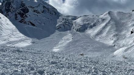 Auf diesem von der italienischen Bergrettung zur Verfügung gestellten Bild sind Rettungsarbeiten nach einem Lawinenabgang auf dem Presena-Gletscher zu sehen. (Symbolfoto)