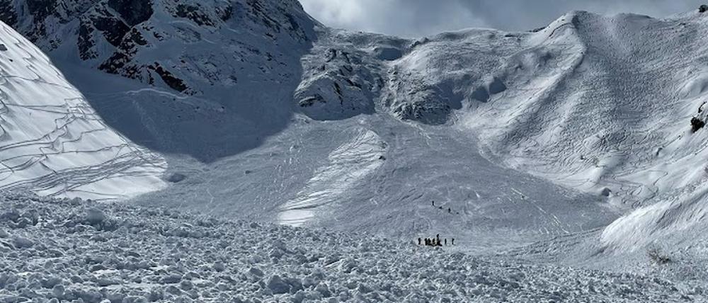 Auf diesem von der italienischen Bergrettung zur Verfügung gestellten Bild sind Rettungsarbeiten nach einem Lawinenabgang auf dem Presena-Gletscher zu sehen. (Symbolfoto)