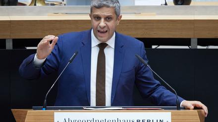 SPD-Fraktionschef Saleh sieht im Milliardenpaket des Bundes Chancen und Risiken. (Archivbild)