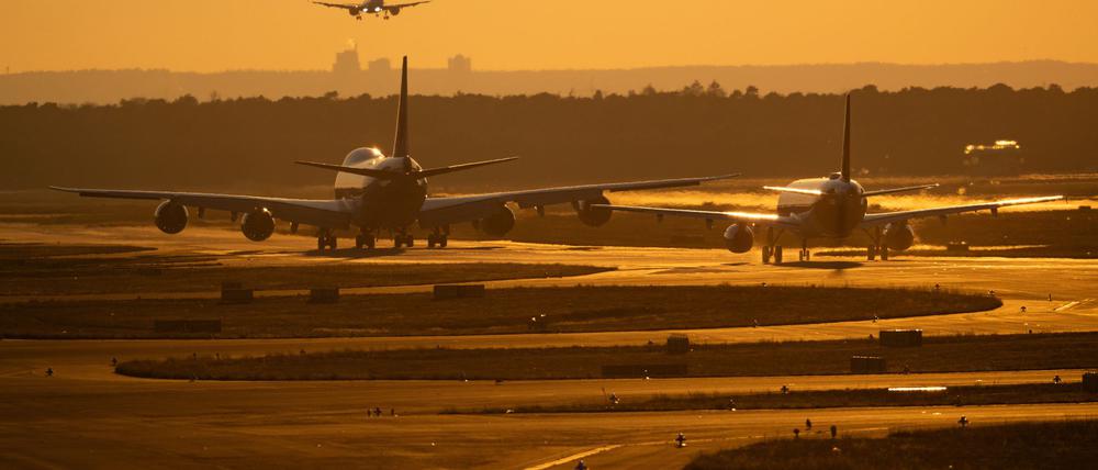 Flughafen Frankfurt: In einem Appell an die künftige Bundesregierung verlangt ein breites Bündnis von Verbänden eine Entlastung der Luftverkehrsbranche (Archivbild)