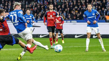 Marten Winkler (2.v.l) spielte gegen St. Pauli in ungewohnter Rolle auf der linken Seite.