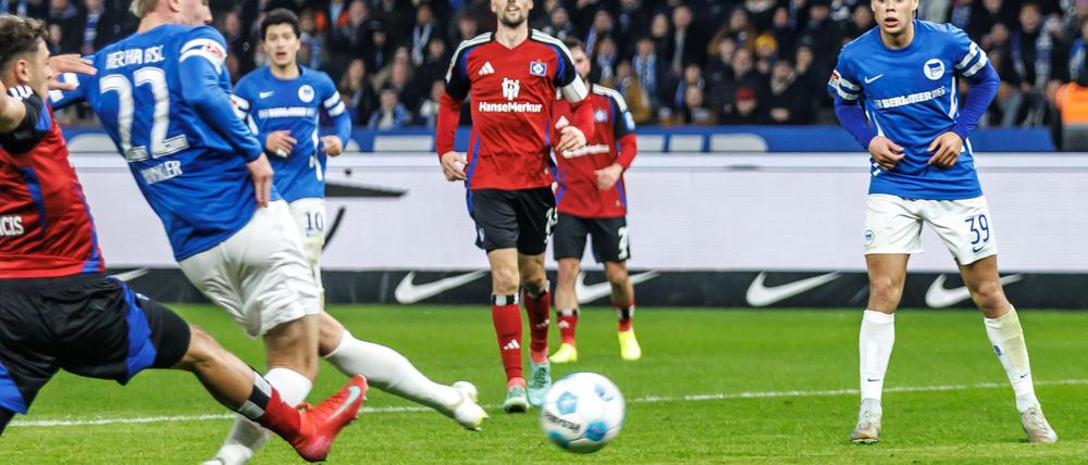 Marten Winkler (2.v.l) spielte gegen St. Pauli in ungewohnter Rolle auf der linken Seite.