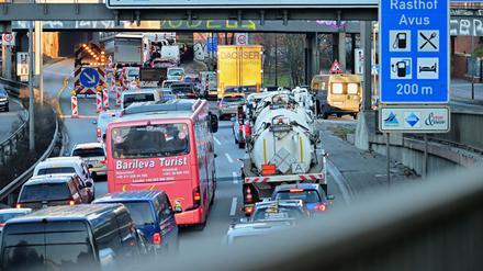 Lange Schlangen von Autos kämpfen sich durch das Berliner Verkehrschaos um das Dreieck Funkturm. 