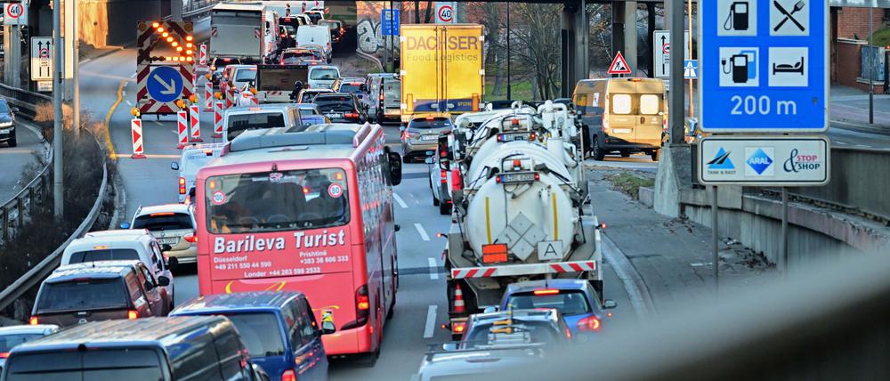 Lange Schlangen von Autos kämpfen sich durch das Berliner Verkehrschaos um das Dreieck Funkturm.