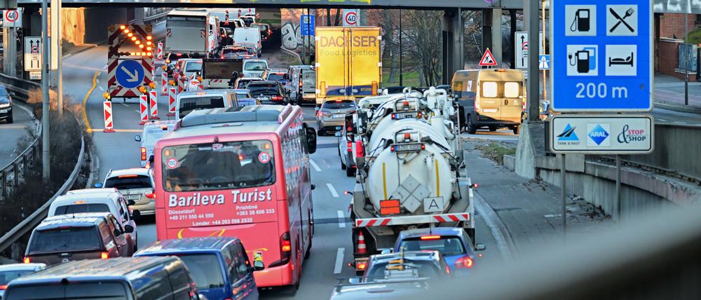 Autos stehen auf der A100 im Stau. Die Ringbahnbrücke der A100 im Westen Berlins ist seit Mittwochabend aus Sicherheitsgründen in nördlicher Richtung voll gesperrt.
