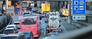 Autos stehen auf der A100 im Stau. Die Ringbahnbrücke der A100 im Westen Berlins ist seit Mittwochabend aus Sicherheitsgründen in nördlicher Richtung voll gesperrt. 