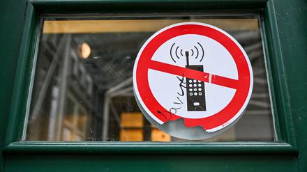 Handys können Kinder vom Unterricht ablenken - Hessen will dagegen mit weitreichenden Einschränkungen vorgehen. (Symbolbild)