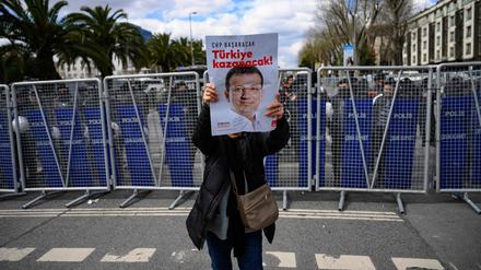 Tausende Türken protestieren gegen die Festnahme İmamoğlus.