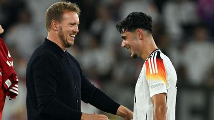 Julian Nagelsmann (l) und Aleksandar Pavlovic: Der junge Münchner debütierte unter dem Bundestrainer in der Nationalmannschaft.