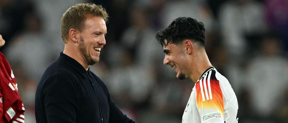 Julian Nagelsmann (l) und Aleksandar Pavlovic: Der junge Münchner debütierte unter dem Bundestrainer in der Nationalmannschaft.