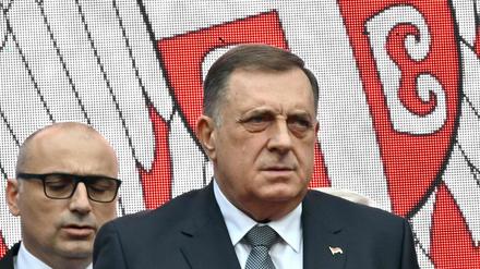 (FILES) Bosnian Serb leader Milorad Dodik addresses his supporters in Banja Luka, Republika Srpska, on February 26, 2025, after he was convicted in a landmark trial of  defying rulings made by an international envoy charged with overseeing the peace accords that ended Bosnia's civil war in 1990s. Bosnia's prosecutors on March 12, 2025 ordered federal police to bring in ethnic Serb leader Milorad Dodik for questioning as part of an investigation into his alleged flouting of the country's constitution. (Photo by ELVIS BARUKCIC / AFP)