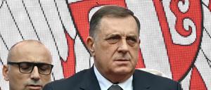 (FILES) Bosnian Serb leader Milorad Dodik addresses his supporters in Banja Luka, Republika Srpska, on February 26, 2025, after he was convicted in a landmark trial of defying rulings made by an international envoy charged with overseeing the peace accords that ended Bosnia's civil war in 1990s. Bosnia's prosecutors on March 12, 2025 ordered federal police to bring in ethnic Serb leader Milorad Dodik for questioning as part of an investigation into his alleged flouting of the country's constitution. (Photo by ELVIS BARUKCIC / AFP)