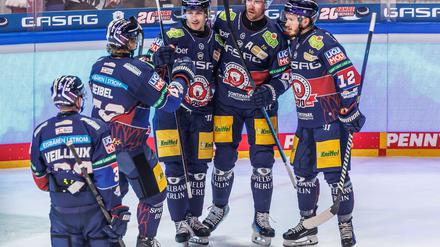 Angreifer Marcel Noebels (2. v.r.) und seine Teamkollegen von den Eisbären Berlin hatten auch in Straubing Grund zum Jubeln.
