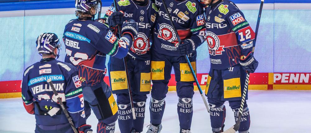 Angreifer Marcel Noebels (2. v.r.) und seine Teamkollegen von den Eisbären Berlin hatten auch in Straubing Grund zum Jubeln.
