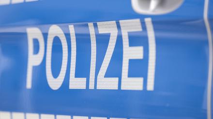 Der Schriftzug „Polizei“ an einem Dienstfahrzeug.