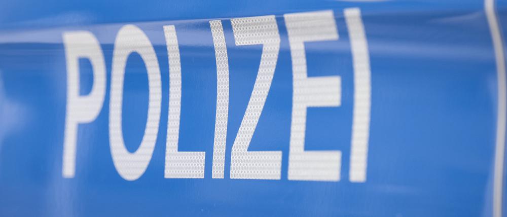 Der Schriftzug „Polizei“ an einem Dienstfahrzeug.