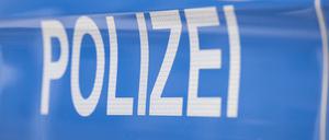 Der Schriftzug „Polizei“ an einem Dienstfahrzeug.