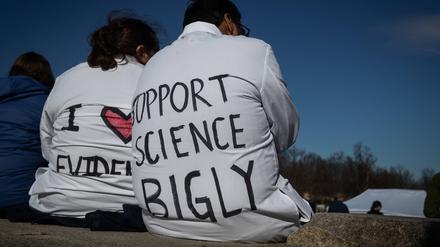 Tausende nehmen an einer Demonstration für die Wissenschaft in Washington teil Tausende demonstrieren am 7. März 2025 in Washington für die Finanzierung von Wissenschaft und Forschung, zwei Bereiche, die von der Trump-Administration und Elon Musks Kürzungen durch das Ministerium für Regierungseffizienz besonders hart getroffen wurden.