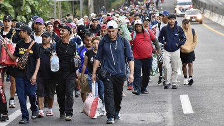 Migranten gehen durch Tapachula im mexikanischen Bundesstaat Chiapas und versuchen, die Grenze zu den USA zu erreichen. 