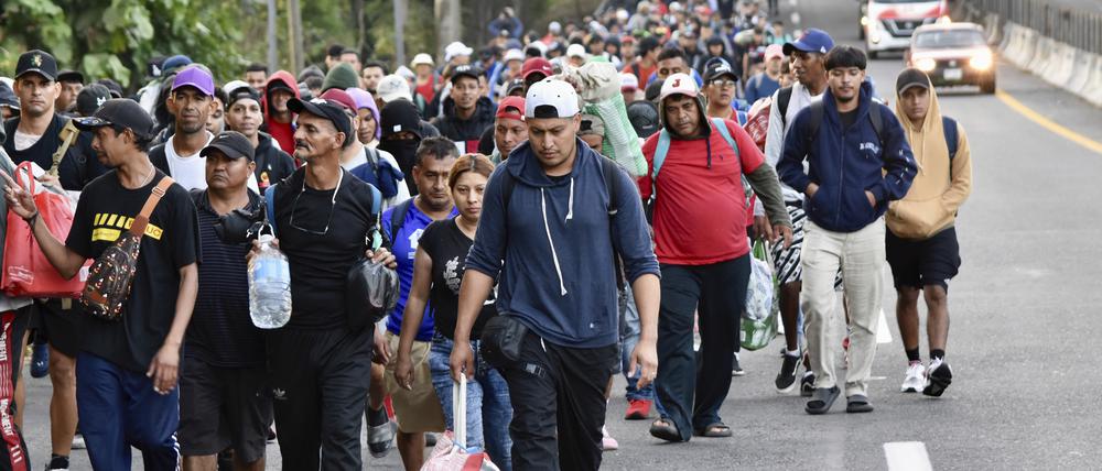 Migranten gehen durch Tapachula im mexikanischen Bundesstaat Chiapas und versuchen, die Grenze zu den USA zu erreichen. 