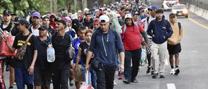Migranten gehen durch Tapachula im mexikanischen Bundesstaat Chiapas und versuchen, die Grenze zu den USA zu erreichen. 