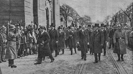 Hitler mit seinem Kabinett am 21. März 1933 vor der Garnisonkirche in Potsdam. 