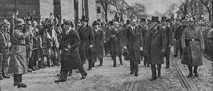 Hitler mit seinem Kabinett am 21. März 1933 vor der Garnisonkirche in Potsdam. 