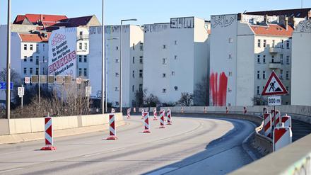 Die gesperrte Brücke der Stadtautobahn A100. Die Ringbahnbrücke der A100 im Westen Berlins ist seit Mittwochabend aus Sicherheitsgründen in nördlicher Richtung voll gesperrt.
