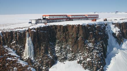 Die Forschungsstation „Sanae IV“ ist ein Ort extremer Isolation. Sie liegt auf einem eisigen Felsplateau in Queen-Maud-Land, Antarktika.