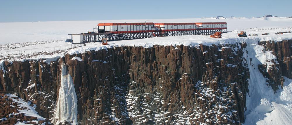 Die Forschungsstation „Sanae IV“ ist ein Ort extremer Isolation. Sie liegt auf einem eisigen Felsplateau in Queen-Maud-Land, Antarktika.