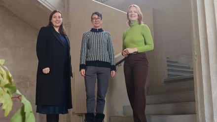 Die Künstlerinnen Anja Nitz und Sinta Werner sowie Kuratorin Sarie Nijboer im geschichtsträchtigen Ausstellungsort Villa Heike