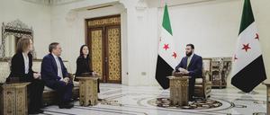 Bundesaußenministerin Annalena Baerbock (Buendnis 90/Die Grünen), CDU-Bundestagsabgeordneter Armin Laschet und der syrische Übergangspräsident Ahmed al-Scharaa während eines Treffens in Damaskus. 