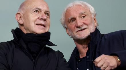 DFB-Präsident Bernd Neuendorf (l) spürt großes Vertrauen in Sportdirektor Rudi Völler.