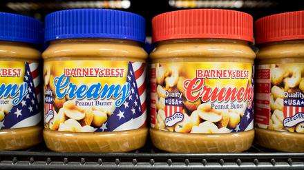 Erdnussbutter aus den USA steht im Regal eines Supermarktes.