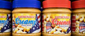 Erdnussbutter aus den USA steht im Regal eines Supermarktes.