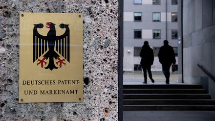 Ein Schild mit der Aufschrift «Deutsches Patent- und Markenamt» ist am Haupteingang des deutschen Patentamtes zu sehen. 