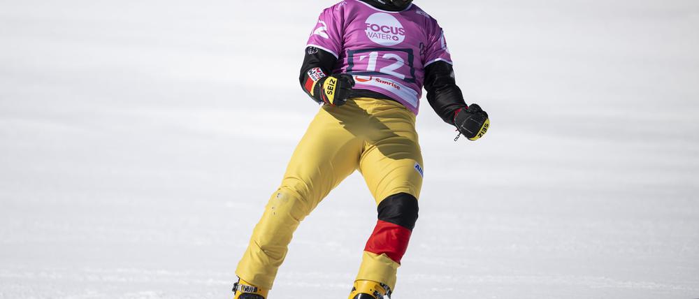 Snowboarder Stefan Baumeister jubelt über die Silbermedaille bei der WM.